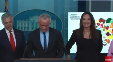 لحظة طريفة في البيت الأبيض.. رنة هاتف وزير الصحة الأمريكي بصوت البط